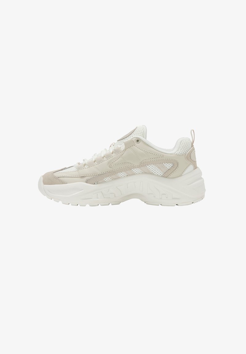 Masivní off-white teniska s béžovými semišovými akcenty, síťovinovými panely, silnou podrážkou a bílými šňůrami, zobrazená z boku na bílém pozadí.