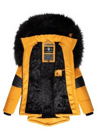Doudoune jaune avec capuche en fourrure noire, intérieur noir en peluche et détails en cuir noir sur les manches. Étiquettes visibles à l'intérieur.