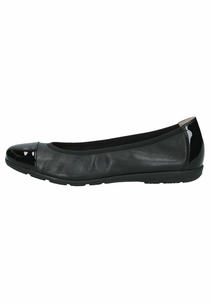 Schwarze Ballerinas mit einer glänzenden schwarzen Zehenkappe, weichem, lederähnlichem Obermaterial und einer flexiblen Gummisohle, die über minimalistische Nähte und ein zurückhaltendes Design verfügen.