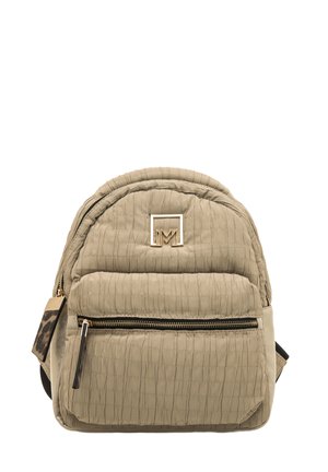 Sac à dos matelassé beige avec un dessus courbé, poche frontale zippée, accent logo doré et tissu texturé. Il dispose de bretelles noires et de détails en motif.