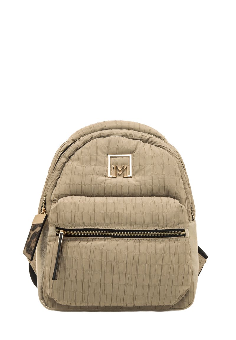 Zaino in beige trapuntato con parte superiore curva, tasca frontale con zip, accentuazione del logo dorato e tessuto texturizzato. Dotato di spallacci neri e dettagli a motivo.