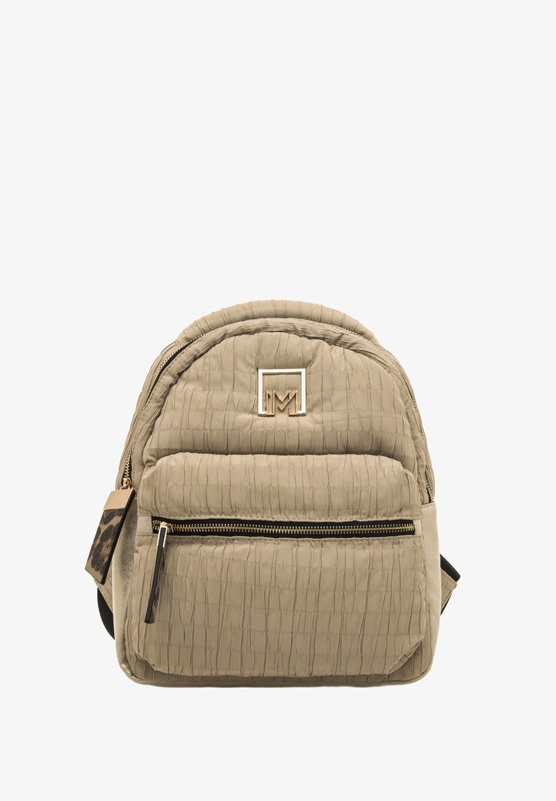 Zaino in beige trapuntato con parte superiore curva, tasca frontale con zip, accentuazione del logo dorato e tessuto texturizzato. Dotato di spallacci neri e dettagli a motivo.