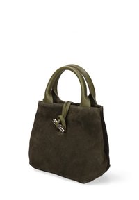 Borsa in suede verde oliva con manici tondi, dettaglio annodato e una texture morbida. Forma compatta con un dettaglio metallico sul davanti.
