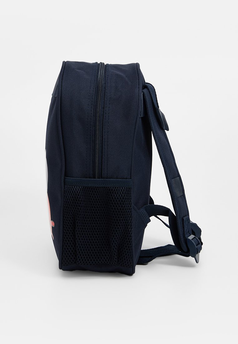 Zaino blu navy con corpo testurizzato, parte superiore con zip, tasca laterale in rete e spallacci regolabili per un trasporto comodo.