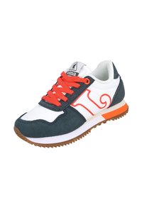 Zapatilla con una parte superior blanca y detalles de ante gris, cordones naranjas y un destacado diseño de logotipo en naranja y blanco en el costado. Suela de goma marrón.