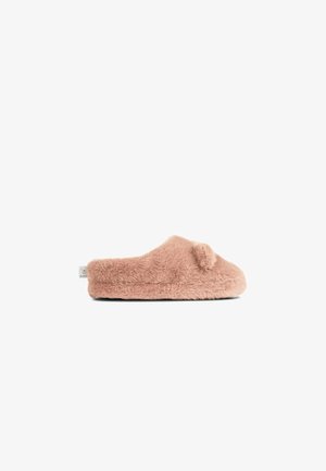 Chausson en fourrure rose clair avec une texture douce, design ouvert à l'arrière, bout légèrement arrondi et un petit accent sur le côté près du talon.