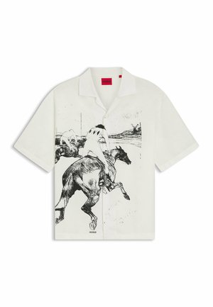 Wit overhemd met korte mouwen en knopen, met een zwarte schetsstijlprint van twee jockeys die voorop rijdende paarden op de voorkant.