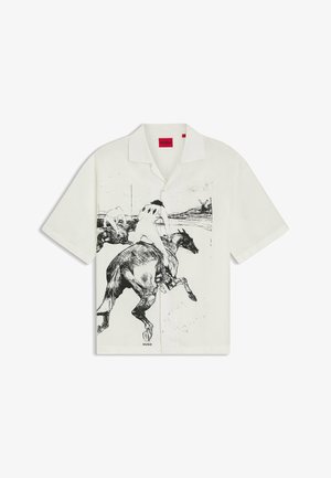 Chemise blanche à manches courtes avec imprimé noir de style croquis représentant deux jockeys montant des chevaux sur le devant.