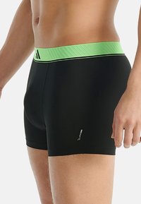 Černé boxerky s texturovaným zeleným pasem. Mají přiléhavý střih a logo ClimaCool u lemu.