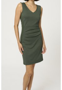Robe sans manches vert olive avec un décolleté en V, présentant des détails froncés à l'avant et des panneaux latéraux texturés. Fabriquée à partir d'un tissu lisse et extensible.