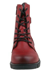 Bottines en cuir rouge avec lacets noirs, bout arrondi et finition texturée. Fermeture éclair sur le côté pour un enfilage facile et semelle en caoutchouc pour une meilleure adhérence.