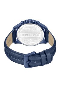 Modra ura z usnjenim trakom, z nerjavečim jeklom na hrbtni strani, embosiranim logotipom "POLICE" in vodoodpornostjo 5 ATM.