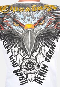 Weißes T-Shirt mit einem großen, detaillierten Adler-Design in Grau-Schattierungen und orangen Akzenten. Der Text beinhaltet "Cipo & Baxx" in stilisierter Schrift.