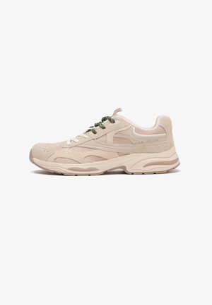 Beige Wildledersneaker mit geschichteten Paneelen, grünen und weißen Schnürsenkeln, gepolsterter Sohle und niedrigem Schnitt, seitlich auf weißem Hintergrund dargestellt.