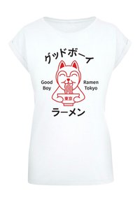 Hvid kortærmet t-shirt med et rødt grafisk billede af en kat, der holder en skål ramen, ledsaget af tekst på engelsk og japansk ("Good Boy Ramen Tokyo").