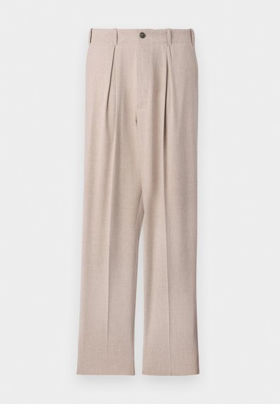 Pantalon beige en tissu texturé, avec une taille haute, des plis et une fermeture à un seul bouton. Coupe droite, ourlet raccourci.
