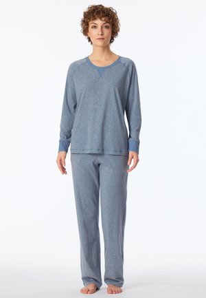 Lichtblauw pyjama set met een langomleeve top met een ronde hals en bijpassende losse broek, gemaakt van zachte stof met een subtiele textuur.