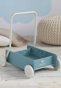 Carrito de empuje de madera azul con ruedas y mango blancos. El interior presenta diseños en azul claro de nubes y estrellas. Marca "MICKI" mostrada.