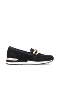 Mocassin en daim noir avec semelle blanche, détail de chaîne dorée sur le dessus et accent doré au talon, conçu pour un usage décontracté et élégant.
