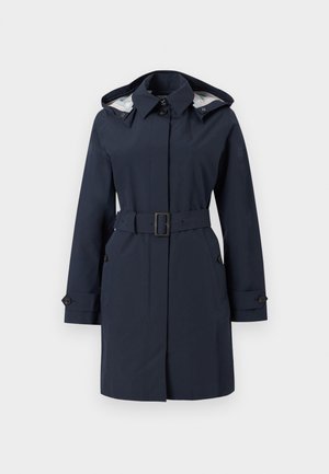 Tumesinine vööga vihmamantel kapuutsiga, ees nupuga kinnituv ja nööbitavate varrukarihmadega valgel taustal.