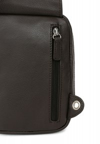 Portafoglio in pelle marrone con tasca con zipper, superficie testurizzata e un rivetto metallico sul lato per l'attacco.