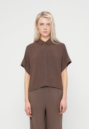 Brun kortærmet skjorte med krave lavet af letvægtsstof; har en lige pasform, knaplukning foran og en subtil struktur.