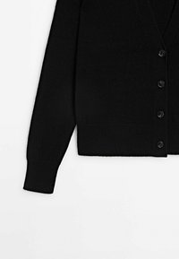 Cardigan noir boutonné avec manches longues et poignets, ourlet et col en V côtelés sur fond blanc.