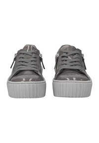 Graue Sneakers mit glänzender Oberfläche, ausgestattet mit silbernen Reißverschlüssen, Schnürsenkeln und einer dickeren, geriffelten weißen Sohle. Musterte Stoffüberzüge sind sichtbar.