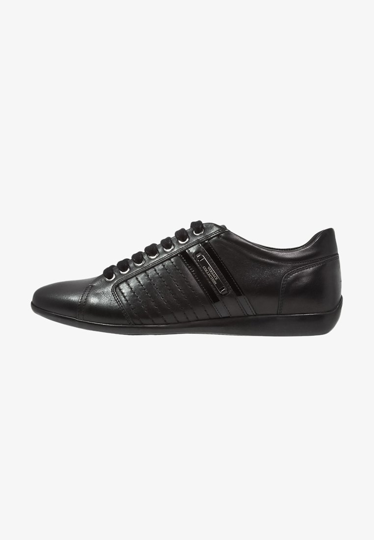 Baskets basses en cuir noir avec laçage à l’avant, fermeture éclair latérale et détails de panneaux cousus, marquage Versace Collection sur le côté.