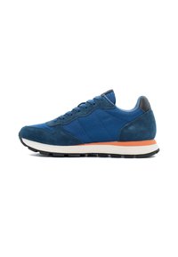 Blaue Sportsneaker aus einer Kombination von Wildleder und Stoff, mit einer weißen Zwischensohle und einer dunklen Laufsohle. Enthält orangefarbene Akzente an der Sohle.