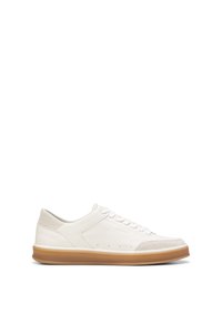 Weiße Leder-Sneaker mit Wildledereinsätzen, runder Zehenpartie, flacher Gummisohle und tonalen Schnürsenkeln. Verfügt über Perforationen an den Seiten zur Belüftung.
