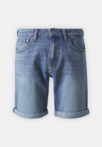 Lyse blå denimshorts med oppbrettede kanter, frontlommer og knappelukking. Har en liten merket logo på frontlommen.