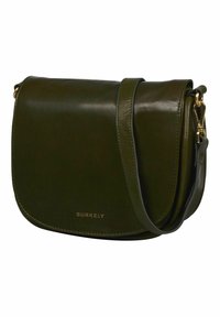 Borsa a tracolla in pelle verde scuro con finitura liscia, chiusura a patta, accessori in oro e tracolla regolabile. Presenta un logo impresso.