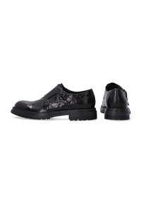 Černé kožené slip-on boty se dvěma přezkami, kulatou špičkou, texturovaným povrchem a silnou gumovou podrážkou. Postranní a zadní pohledy.