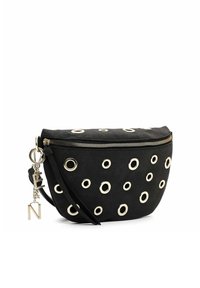 Borsa in camoscio nero con dettagli in metallo dorato ad occhiello, chiusura con cerniera, nappina laterale e forma arrotondata. La superficie presenta un design testurizzato.