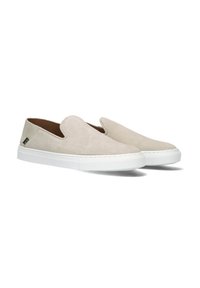 Wildleder Slipper in hellbeige mit einer weißen Gummisohle. Merkmale sind eine glatte Textur und ein minimalistisches Design, das keine sichtbaren Beschläge oder Muster aufweist.