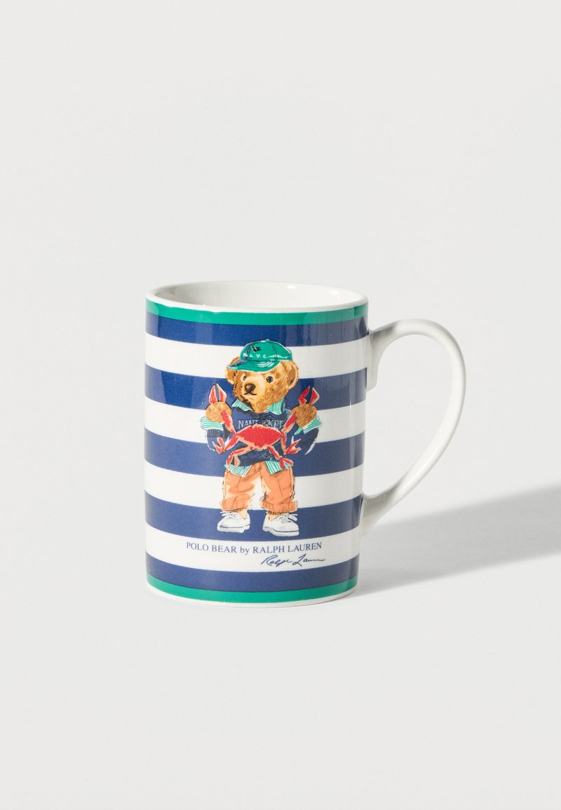 Fehér kerámia bögre kék-fehér csíkokkal, amelyen egy zöld sapkát viselő medve látható, amint vörös rákokat tart, rajta a Polo Bear by Ralph Lauren felirattal.