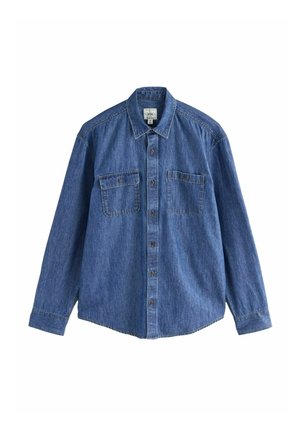 Blaues Denim-Hemd mit langen Ärmeln, Knopfleiste, zwei vorderen Taschen mit Knöpfen und Kragen, Größe Medium, flach auf weißem Hintergrund ausgelegt.
