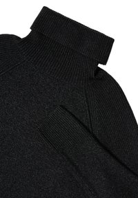 Schwarzer Rollkragenpullover mit geripptem Kragen und Bündchen. Weiche Textur, nahtloses Design, aus leichtem, gestricktem Stoff.
