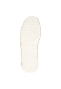 Sole di sneaker bianca con una superficie texturizzata e pattern. Logo "GUESS" è impresso sul lato. Bordo arrotondato con una finitura liscia.