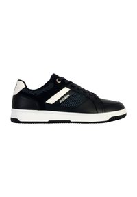 Zapatillas deportivas negras con acentos blancos, con una parte superior de cuero texturizado, diseño de cordones y suela de goma. Logo de la marca en el lateral.