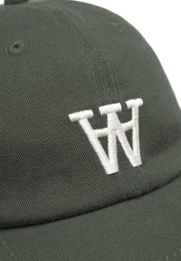 Groene baseballpet van katoen met een ontspannen pasvorm, voorzien van een geborduurd wit logo aan de voorkant en een gestructureerde stof.