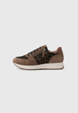 Basket en daim marron et tissu imprimé léopard avec lacets noirs, fermeture éclair sur le côté et semelle en caoutchouc blanche. Accents texturés sur l'ensemble.