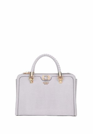 Sac à main en cuir texturé gris clair avec poignée enveloppée, quincaillerie dorée et logo Guess à l'avant.