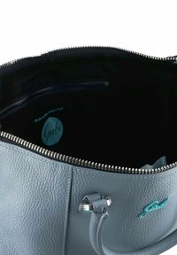 Bolso de mano de cuero sintético gris texturizado con cierre de cremallera, forro interior y etiqueta interior. Presenta un detalle del logo en azul contrastante.