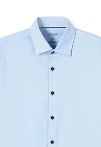 Camicia da uomo super slim azzurra chiaro con colletto spread e bottoni scuri, taglia 40, marca Olymp No. 6 Six.
