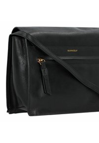 Borsa a spalla in pelle nera con design a patta, hardware dorato e tasca frontale con zip. Dotata di una lunga tracolla regolabile e una texture liscia.