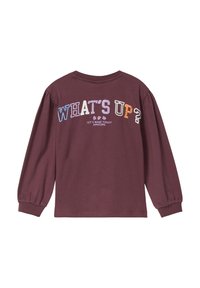 Langärmliges burgunderfarbenes T-Shirt mit buntem, gesticktem Text "WAS IST LOS?" und "LASS UNS DEN TAG TOLL MACHEN" auf der Rückseite. Glattes Baumwollmaterial.