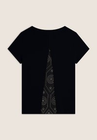 T-shirt nero a maniche corte con uno spacco sul retro che rivela un interno decorato con motivi circolari e floreali. Tessuto morbido.