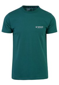Grünes Baumwoll-T-Shirt mit Rundhalsausschnitt, kurzen Ärmeln und einem kleinen weißen Logo auf der linken Brust. Glatte Textur, reguläre Passform.
